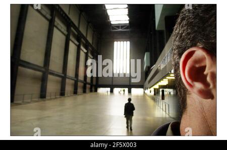 Ascoltare l'istalazione riempire la turbina Hall a Tate Modern......UN'istalazione SONORA affascinante da Bruce Nauman è aperto oggi 11 ottobre 2004. La quinta commissione nella Anual Unilever Series, Nauman ha sviluppato una vasta gamma di testi parlati in modo da orchestrare e misurare lo spazio della turbina Hall.pic David Sandison 11/10/2004 Foto Stock