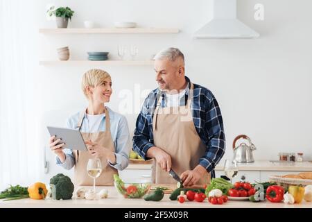 Assistenza sanitaria di mezza età, nuova ricetta e cucinare insieme Foto Stock