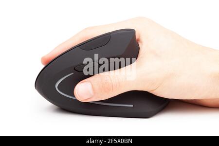 Mano utilizzando un moderno mouse ergonomico senza fili per computer, tenendo e spostando un pc desktop modello verticale ad alette per prevenire il dolore al polso, strain con Foto Stock