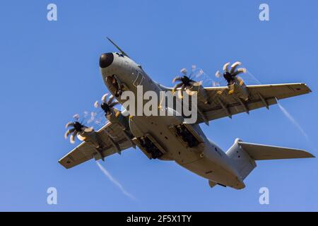 CEFN SIDAN, GALLES - MARZO 25 2021: Un Royal Air Force Airbus A400M 'Atlas' velivolo di trasporto militare che pratica atterraggi tattici su una spiaggia Foto Stock