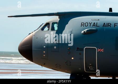 CEFN SIDAN, GALLES - MARZO 25 2021: Un Royal Air Force Airbus A400M 'Atlas' velivolo di trasporto militare che pratica atterraggi tattici su una spiaggia Foto Stock