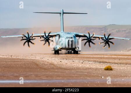 CEFN SIDAN, GALLES - MARZO 25 2021: Un Royal Air Force Airbus A400M 'Atlas' velivolo di trasporto militare che pratica atterraggi tattici su una spiaggia Foto Stock