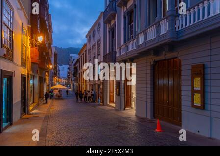 Santa Cruz de la Palma, Spagna, gennaio 28, 2021: Vista notturna di una strada nel centro di Santa Cruz de la Palma, isole Canarie, Spagna. Foto Stock