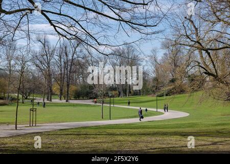 Paesaggi all'aperto tranquilli e soleggiati sul sentiero del parco Hofgarten a Düsseldorf, in Germania nella stagione primaverile. Foto Stock