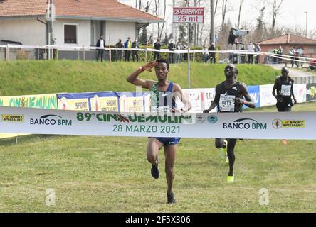 Milano, Italia. 28 Marzo 2021. San Vittore Olana, Italia CINQUE MULINI 2021 World Athletic Cross 89a edizione Concorso maschile vincitore 1 Nibelt Melak, 2° posto Leonard Kipkemoi Bett, 3° posto Muktar Edris nella foto: Winner1 Nibelt Melak Credit: Independent Photo Agency/Alamy Live News Foto Stock