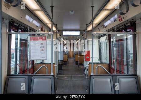 Vista interna all'interno di treni passeggeri vuoti o tram ferroviario leggero del sistema ferroviario tedesco a Düsseldorf, Germania. Foto Stock
