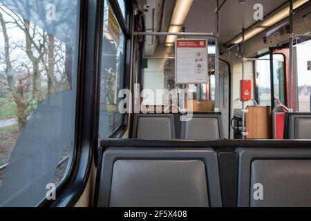 Vista interna all'interno di treni passeggeri vuoti o tram ferroviario leggero del sistema ferroviario tedesco a Düsseldorf, Germania. Foto Stock