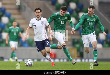 Luca De la Torre degli Stati Uniti (a sinistra) in azione con Kyle Lafferty (centro) dell'Irlanda del Nord e Michael Smith durante l'amichevole internazionale al Windsor Park, Belfast. Data immagine: Domenica 28 marzo 2021. Foto Stock