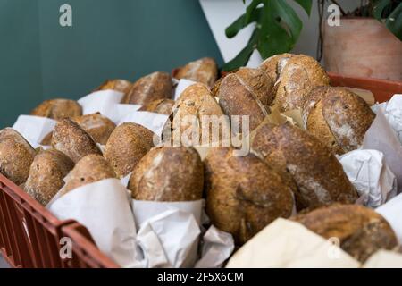 pane da impasto appena sour in esposizione per la vendita in un cassa in panetteria Foto Stock