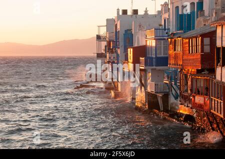 Vista panoramica del villaggio dell'isola di Mykonos con terrazze e balconi che si affacciano sul mare delle case caratteristiche in Grecia. In background Foto Stock