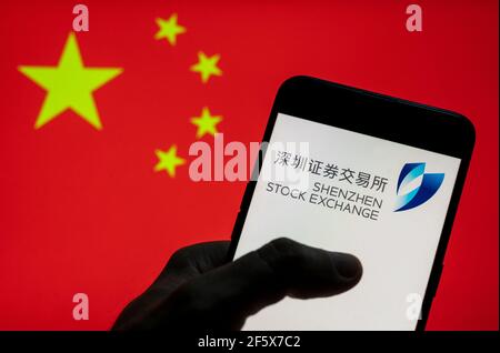 In questa illustrazione fotografica il logo dell'indice di borsa di Shenzhen visto su un dispositivo mobile Android con bandiera della Repubblica popolare Cinese sullo sfondo. Foto Stock