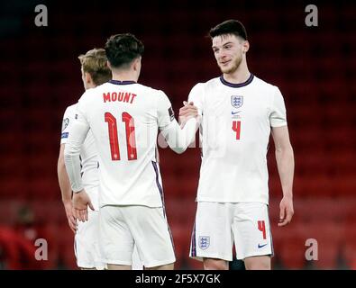 Il Monte Mason e il riso Declan in Inghilterra reagiscono dopo il fischio finale durante la partita di qualificazione della Coppa del mondo FIFA 2022 alla National Arena di Tirana, Albania. Data immagine: Domenica 28 marzo 2021. Foto Stock