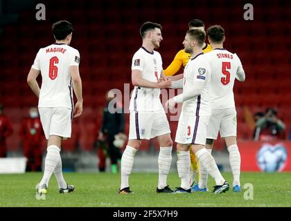 Il riso inglese Declan e Luke Shaw reagiscono dopo il fischio finale durante la partita di qualificazione della Coppa del mondo FIFA 2022 alla National Arena di Tirana, Albania. Data immagine: Domenica 28 marzo 2021. Foto Stock