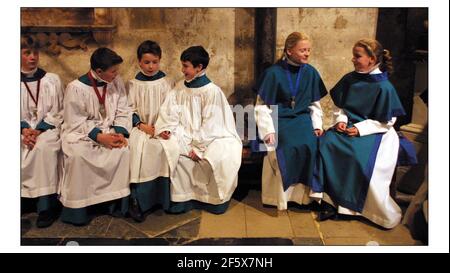 Salisbury Cath. Coro durante una registrazione di canzoni di lode.pic David Sandison 4/12/2002 Foto Stock