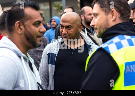 Brno, Repubblica Ceca - 1 maggio 2019: Rappresentanti della minoranza ROM parlano con un poliziotto anti-conflitto durante le proteste contro l'estremismo. Foto Stock