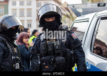 Brno, Repubblica Ceca - 1 maggio 2019: Ufficiali di polizia armati in equipaggiamento da rivolta durante la dimostrazione estremisti di destra e scontri con attivisti contro r Foto Stock