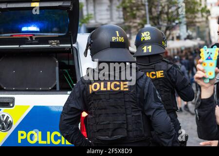 Brno, Repubblica Ceca - 1 maggio 2019: Poliziotti in equipaggiamento da rivolta con casco durante la dimostrazione estremisti di destra e scontri con attivisti aga Foto Stock