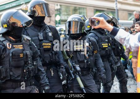 Brno, Repubblica Ceca - 1 maggio 2019: Poliziotti in equipaggiamento da rivolta con armi durante la dimostrazione estremisti di destra e scontri con Activits ag Foto Stock