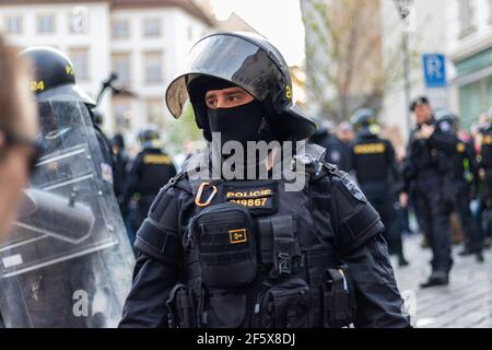 Brno, Repubblica Ceca - 1 maggio 2019: Poliziotto in equipaggiamento da rivolta con casco durante la dimostrazione estremisti di destra e scontri con attivisti agai Foto Stock