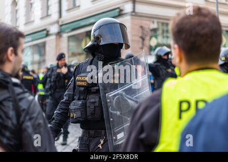 Brno, Repubblica Ceca - 1 maggio 2019: Poliziotto in equipaggiamento da rivolta con scudo durante la dimostrazione estremisti di destra e scontri con attivisti agai Foto Stock