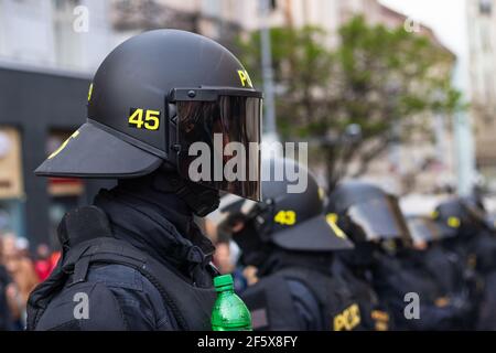 Brno, Repubblica Ceca - 1 maggio 2019: Poliziotto in equipaggiamento da rivolta con casco durante la dimostrazione estremisti di destra e scontri con attivisti Foto Stock