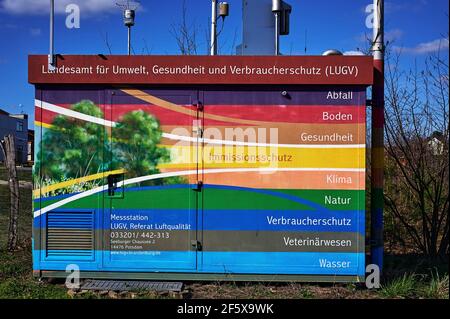 Blankenfelde-Mahlow, Germania - 14 marzo 2020: Stazione di misurazione per il controllo dei dati ambientali dell'autorità ambientale del Brandeburgo (LUGV Foto Stock
