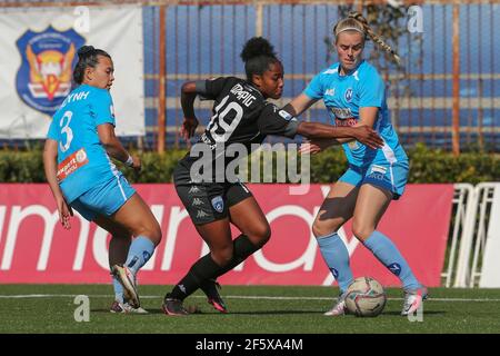 Chante Dompig (C), attaccante olandese di Empoli, sfida la palla con Alexandra Huynh (L), difensore australiano di Napoli, e Guony Arnadottir, difensore islandese di Napoli, durante la Serie A Football femminile tra Napoli ed Empoli allo Stadio Caduti di Brema, Napoli - Empoli Drawing 3-3 Foto Stock