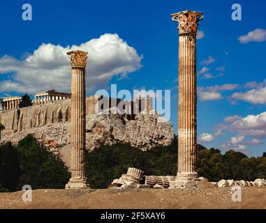 L'Acropoli di Atene, un'antica cittadella situata su uno sperone roccioso sopra la città di Atene, vista dalle rovine del tempio di Zeus. Foto Stock