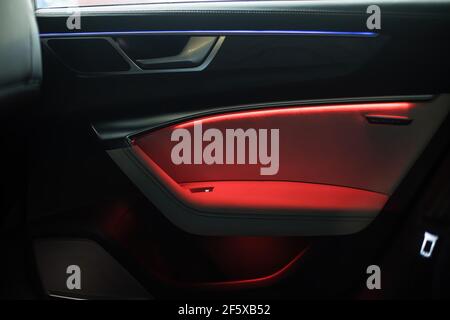 Mosca. Russia - 16 gennaio 2020: Interno di una berlina premium Audi A7 Sportback Ultra Nova GT 1 del 111. Schede delle portiere con illuminazione a LED Foto Stock