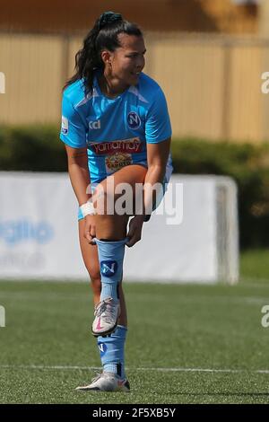 La difensore australiano di Napoli Alexandra Huynh guarda durante la Serie UNA partita di calcio femminile tra Napoli ed Empoli allo Stadio Caduti di Brema, Napoli - Empoli Drawing 3-3 Foto Stock