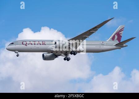 Qatar Airways Boeing 787 aereo di linea aerea Dreamliner jet A7-BHE sulle finali per atterrare all'aeroporto di Londra Heathrow, Regno Unito. Vettore di bandiera statale del Qatar Foto Stock