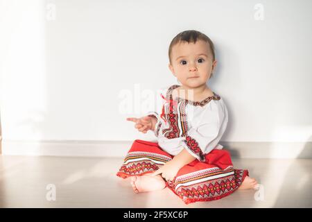 Ritratto di bambina carina che indossa un tradizionale rumeno costume Foto Stock