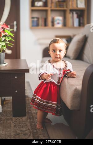 Ritratto di bambina carina che indossa un tradizionale rumeno costume Foto Stock