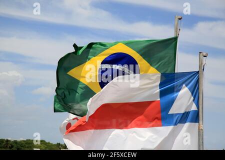 salvador, bahia, brasile - 23 dicembre 2020: Bandiera del brasile e lo stato di Bahia sono visti su un albero all'aeroporto della città di Salvador. *** Loca Foto Stock