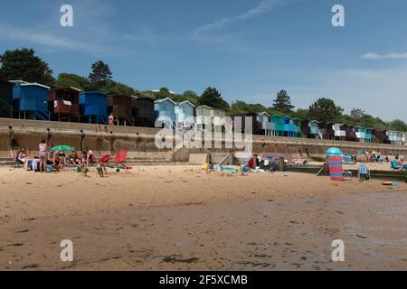 Capanne sulla spiaggia che si affacciano sul mare a Frinton-on-Sea, una piccola cittadina costiera inglese della costa orientale Foto Stock