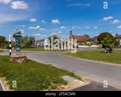 Cartello e cartello paese a raggiungere villaggio verde Cambridgeshire Inghilterra Foto Stock