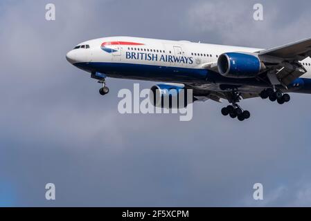 British Airways Boeing 777 jet Airliner aereo G-YMMA sulle finali per atterrare all'aeroporto Heathrow di Londra, Regno Unito, in cielo luminoso. Motori Rolls Royce Trent 800 Foto Stock