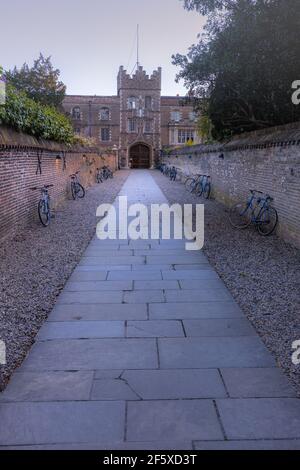 Lungo percorso lastricato, murato da Jesus Lane al Gatehouse Porters Lodge ingresso al Jesus College Cambridge Foto Stock