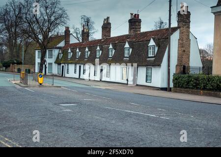 Fila di vecchi cottage bianchi a Chesterton Lane Cambridge Inghilterra Foto Stock