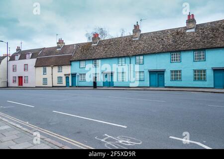Fila di vecchi cottage colorati in Northampton Street Cambridge Inghilterra Foto Stock
