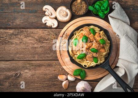 Pasta di funghi con basilico e aglio su un tagliere. Foto Stock