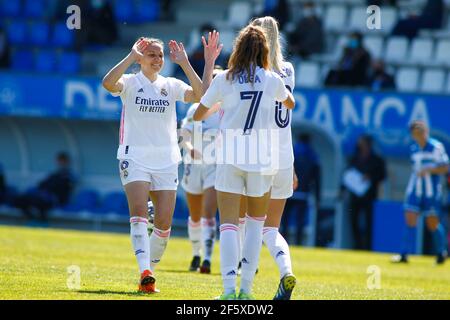 Sofia Jakobsson del Real Madrid festeggia con i suoi compagni di squadra dopo aver segnato il secondo obiettivo della sua squadra durante il primo femminile Divisione Iberdrola campionato Foto Stock