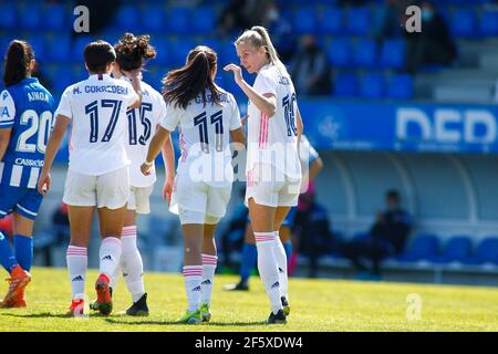 Sofia Jakobsson del Real Madrid festeggia con i suoi compagni di squadra dopo aver segnato il secondo obiettivo della sua squadra durante il primo femminile Divisione Iberdrola campionato Foto Stock