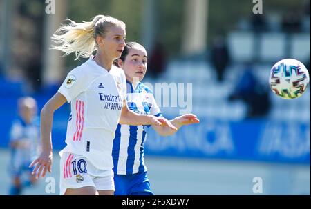 Iris Arnaiz di Deportivo Abanca compete per la palla con Sofia Jakobsson del Real Madrid durante la prima divisione femminile Campionato Iberdrola Foto Stock