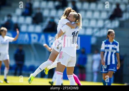 Sofia Jakobsson del Real Madrid festeggia con i suoi compagni di squadra dopo aver segnato il secondo obiettivo della sua squadra durante il primo femminile Divisione Iberdrola campionato Foto Stock