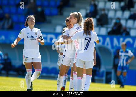 Sofia Jakobsson del Real Madrid festeggia con i suoi compagni di squadra dopo aver segnato il secondo obiettivo della sua squadra durante il primo femminile Divisione Iberdrola campionato Foto Stock