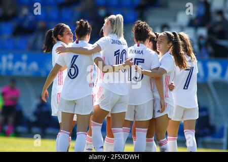 Sofia Jakobsson del Real Madrid festeggia con i suoi compagni di squadra dopo aver segnato il secondo obiettivo della sua squadra durante il primo femminile Divisione Iberdrola campionato Foto Stock