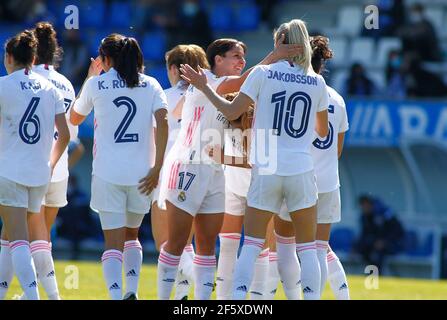 Sofia Jakobsson del Real Madrid festeggia con i suoi compagni di squadra dopo aver segnato il secondo obiettivo della sua squadra durante il primo femminile Divisione Iberdrola campionato Foto Stock