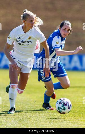 Iris Arnaiz di Deportivo Abanca compete per la palla con Sofia Jakobsson del Real Madrid durante la prima divisione femminile Campionato Iberdrola Foto Stock