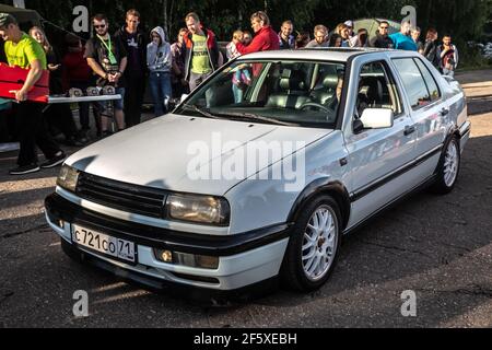 Mosca, Russia - 06 luglio 2019: Vecchia vettura bianca Volkswagen Jetta con ruote in lega bianca parcheggiate. Foto Stock